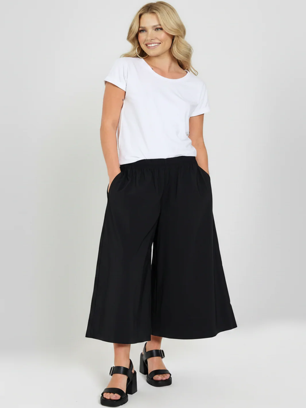 Freequent Wide Leg Bermuda Trousers In Black 206770