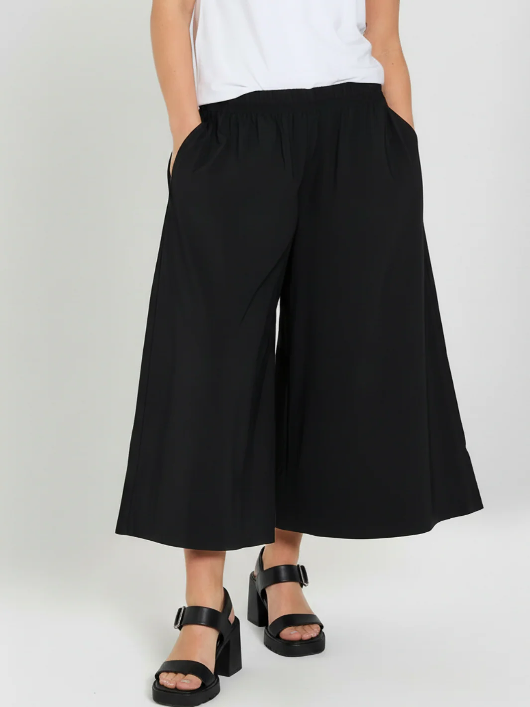 Freequent Wide Leg Bermuda Trousers In Black 206770 - Image 2