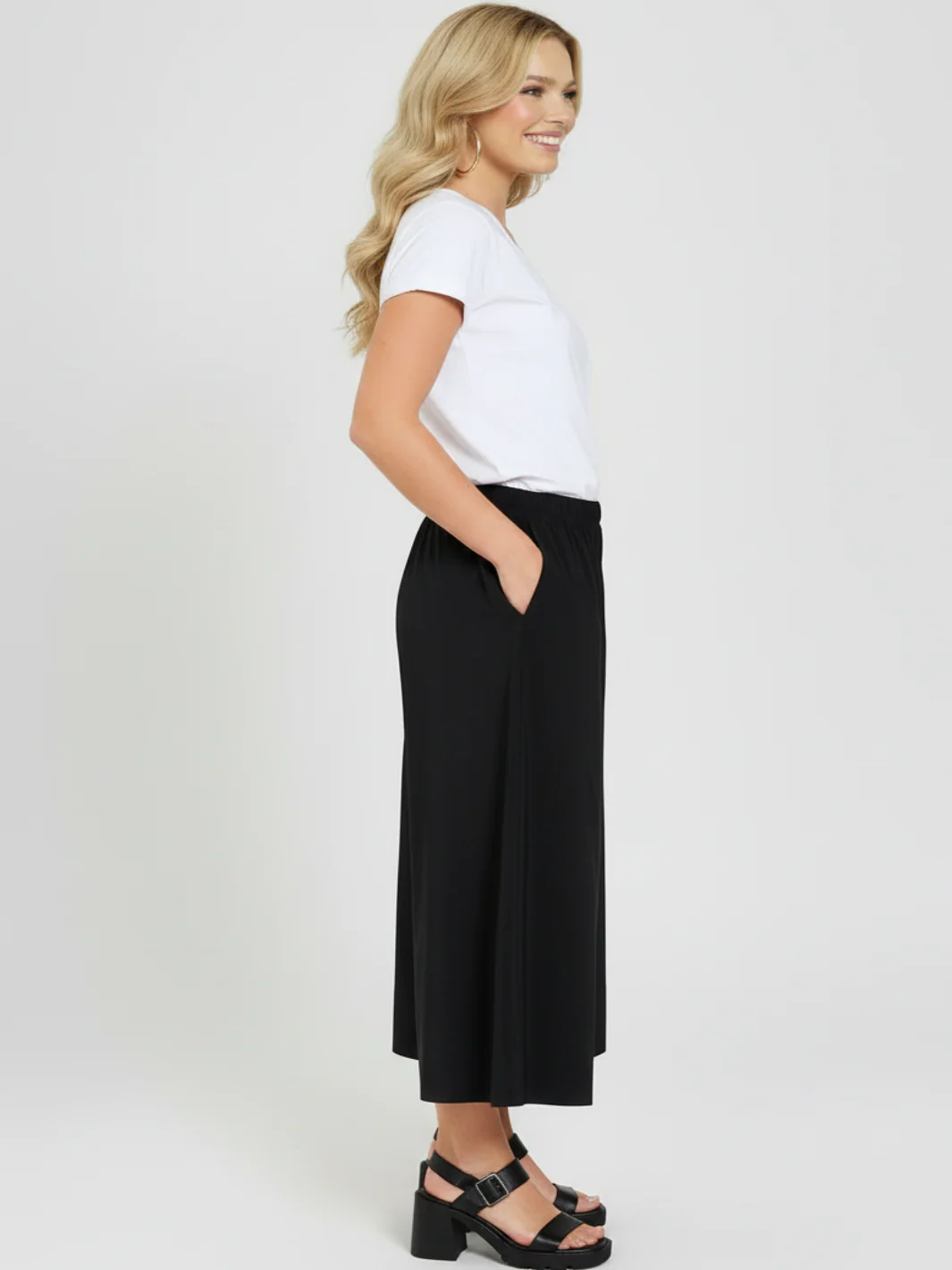 Freequent Wide Leg Bermuda Trousers In Black 206770 - Image 3