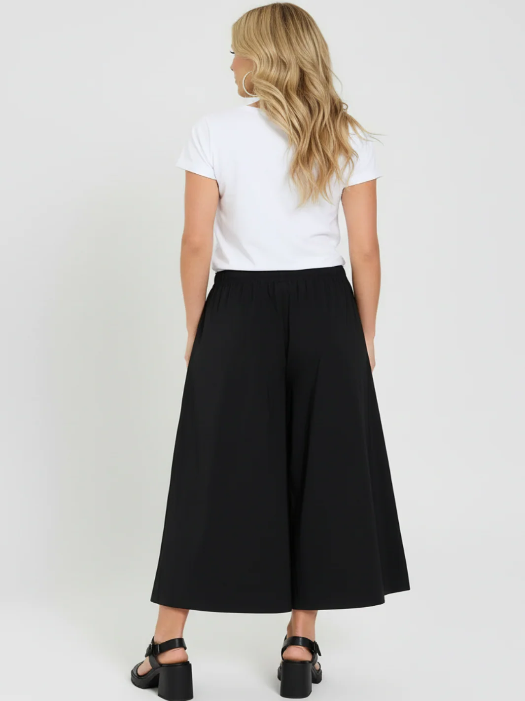 Freequent Wide Leg Bermuda Trousers In Black 206770 - Image 4